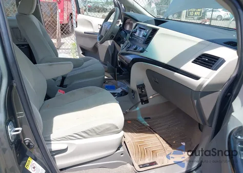 2012 Toyota Sienna Base V6 7 Passenger z USA, uszkodzony, nr VIN 5TDZK3DC8CS274703